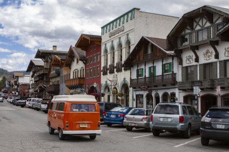 Er rijd zelfs een Volkswagen busje door de straat